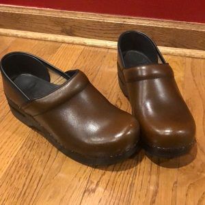💥Brown Dansko clogs!💥